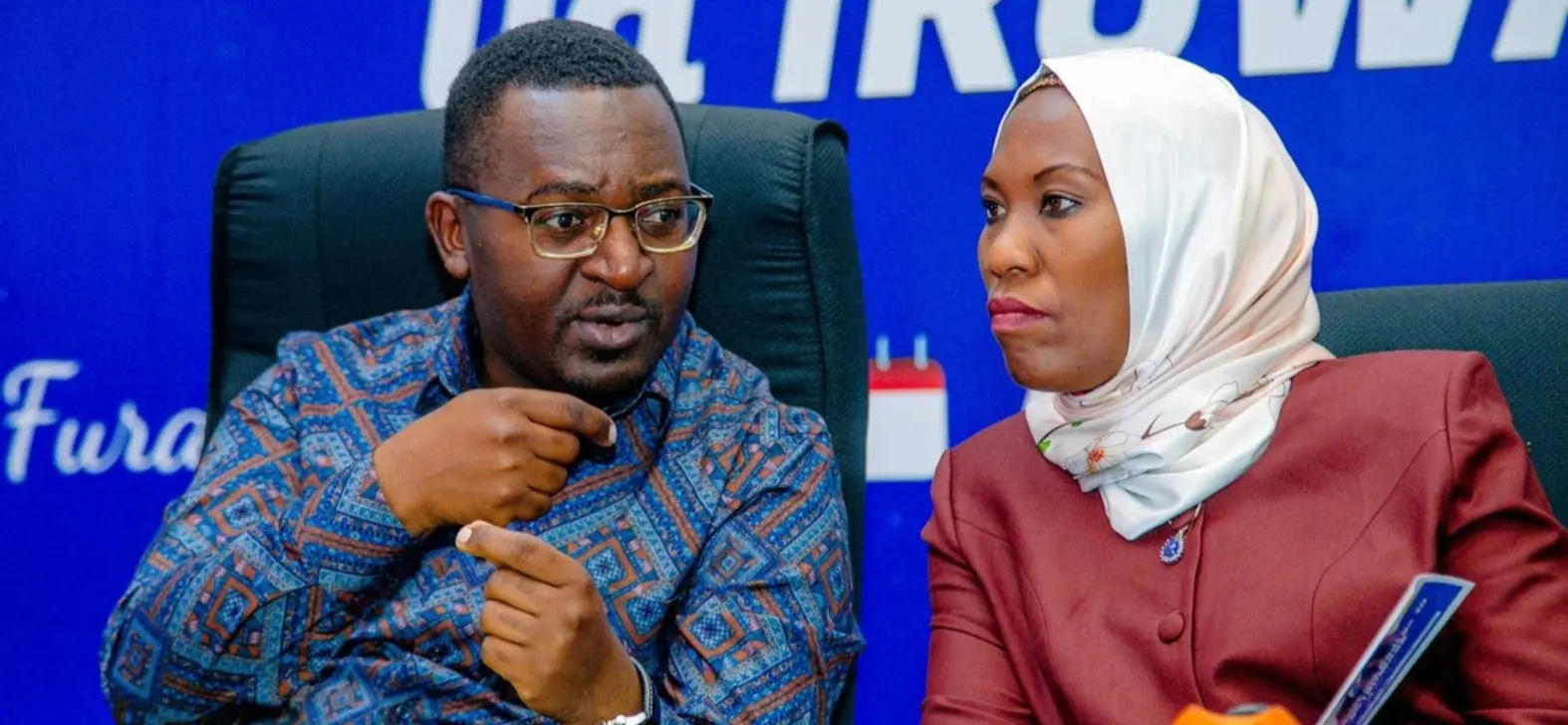 Mkuu wa Mkoa wa IRINGA Mh. Kheri James pamoja na Katibu Mkuu wa Wizara ya Maji  Mhandisi Mwajuma Waziriwa wakizungumza jambo katika hafla ya uzinduzi wa Bodi ya 10 ya IRUWASA April 2026