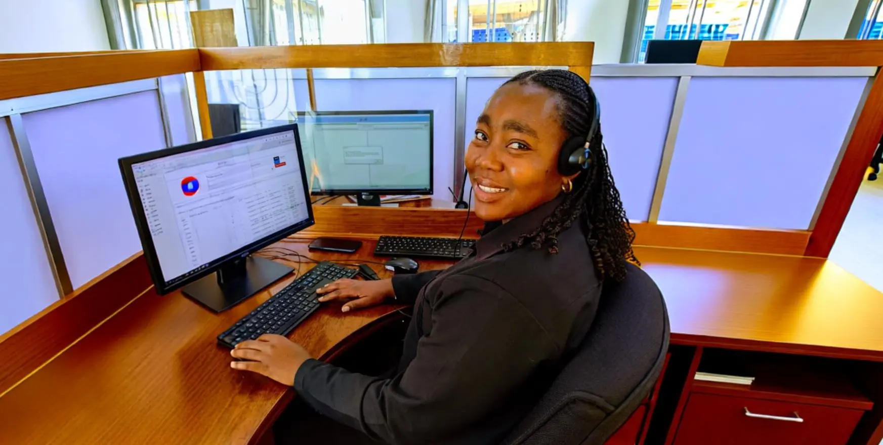 Mhudumu katika Kituo cha miito ya IRUWASA akipokea simu za wateja. Kupata huduma hii piga namba: 0800110122