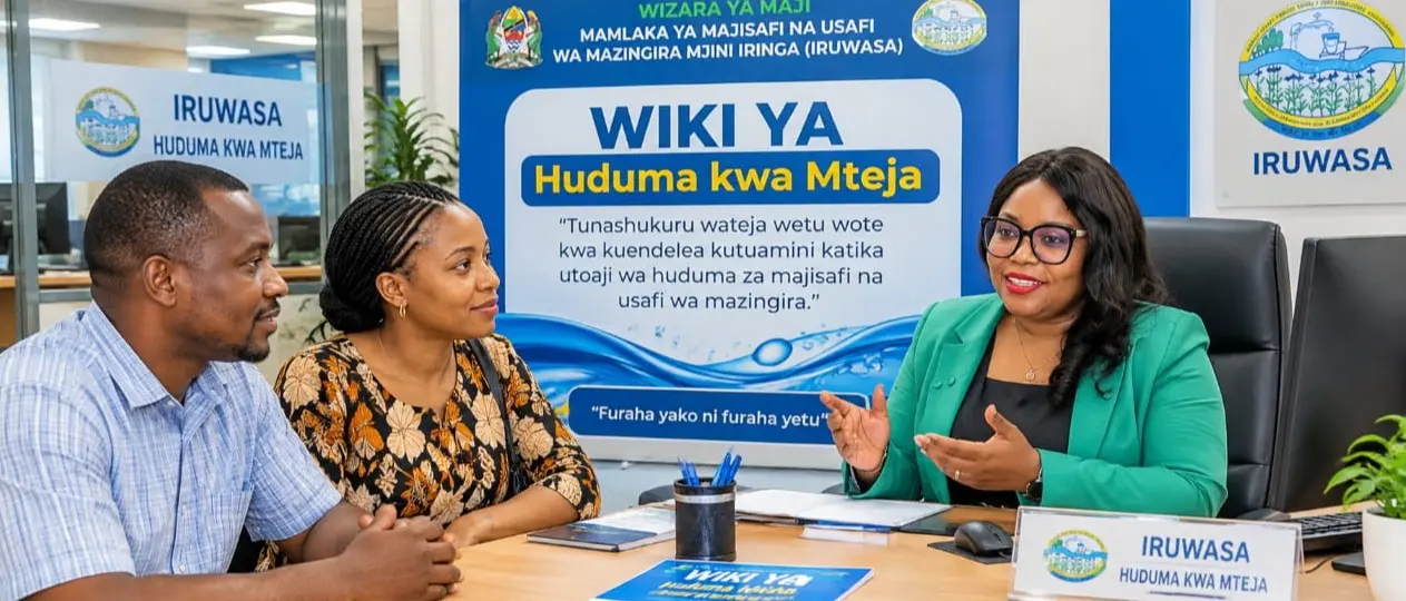 Mkurugenzi wa Huduma kwa Mteja akifafanua jambo na Baadhi ya Wateja waliofika ofisi ya IRUWASA katika Wiki ya Huduma kwa Mteja