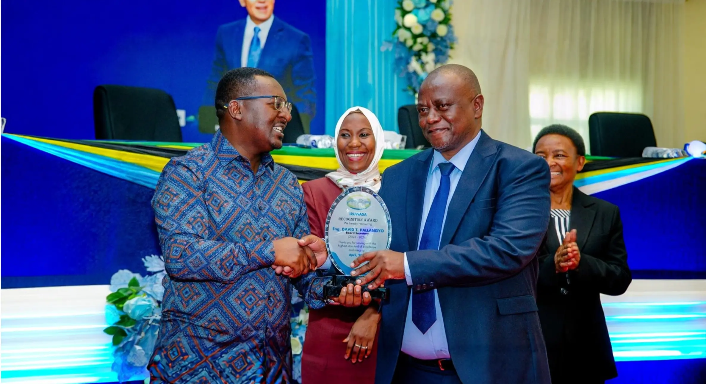 Mkuu wa Mkoa wa IRINGA pamoja na Katibu Mkuu wa Wizara ya Maji wakikabidhi zawadi kwa Mkurugenzi Mtendaji wa IRUWASA Mhandisi David Pallangyo katika hafla ya uzinduzi wa Bodi ya 10 ya IRUWASA. Nyitambe katika hafla ya uzinduzi wa Bodi hiyo